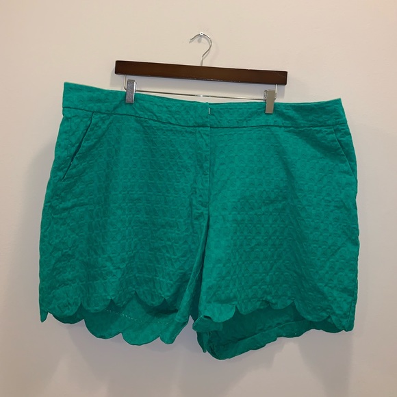 Crown & Ivy Curvy Green Designed shorts size 24W - Picture 2 of 11
